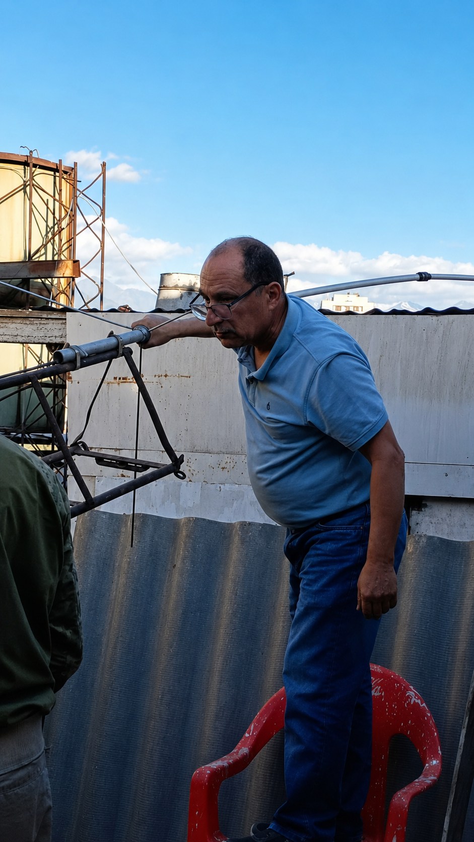 Participante revisando una estructura de antena