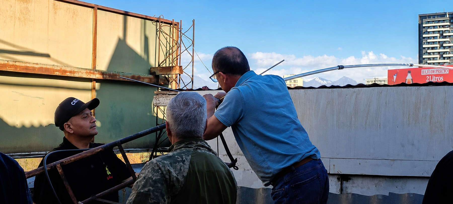Participantes trabajando juntos con una antena
