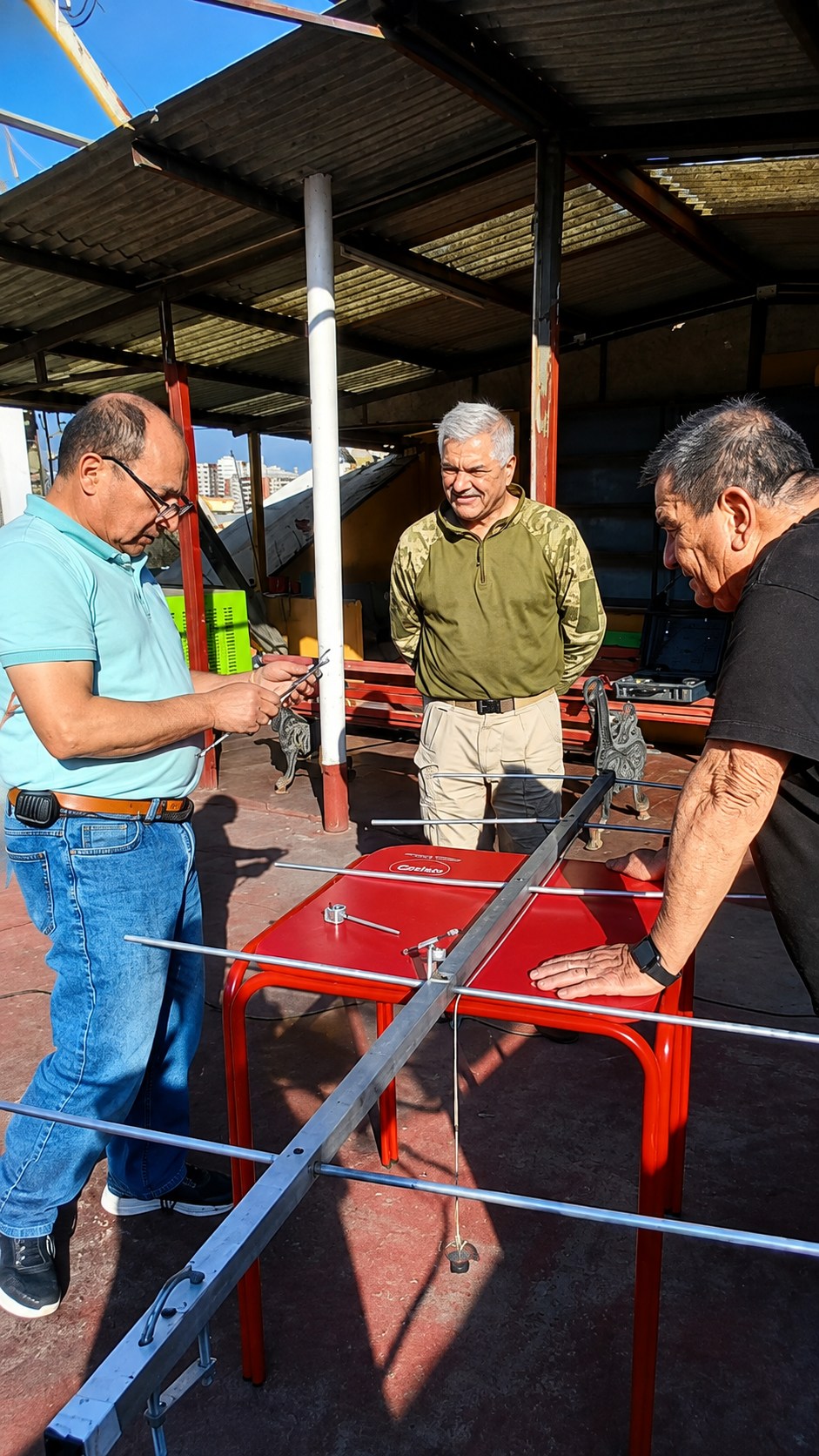 Participantes revisando componentes durante la actividad técnica